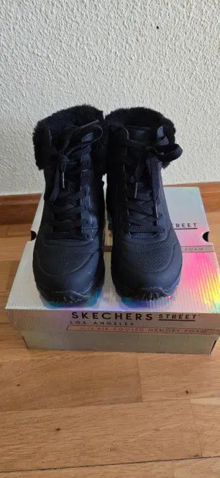 Zapatillas tipo Botas Skechers Talla 37 Negras