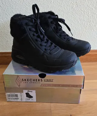 Zapatillas tipo Botas Skechers Talla 37 Negras