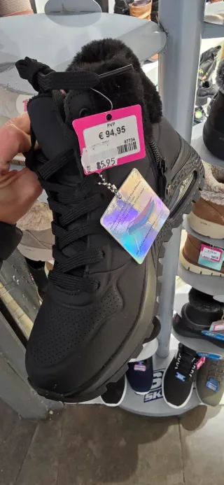 Zapatillas tipo Botas Skechers Talla 37 Negras