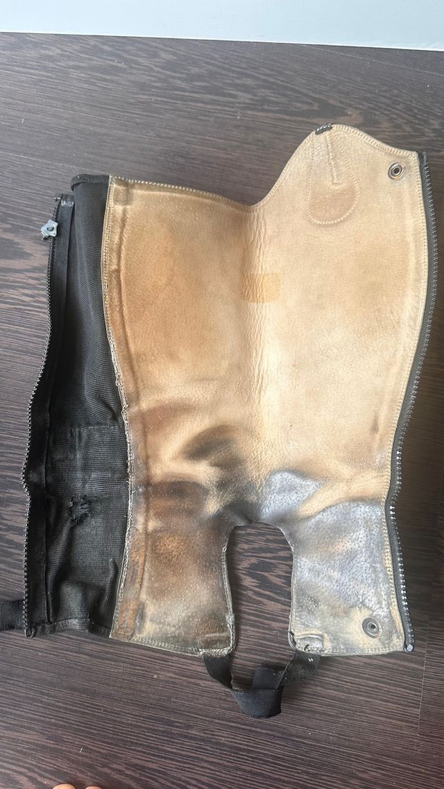 Chapas de cuero negras para montar