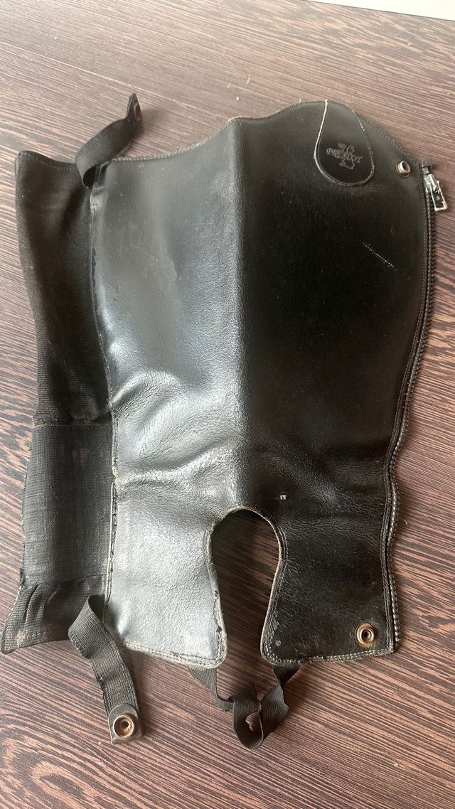 Chapas de cuero negras para montar