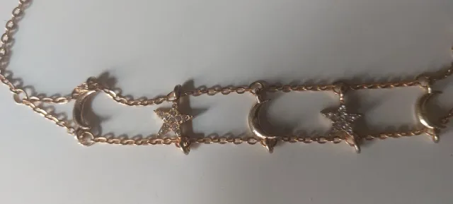 Gargantilla dorada lunas y estrellas