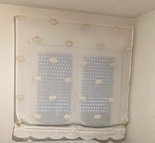 Estor infantil beige con nubes