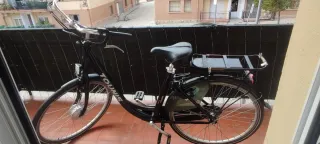Bicicleta urbana negra elèctrica