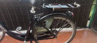 Bicicleta urbana negra elèctrica