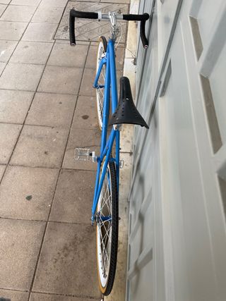 Bicicleta Fixie State Bicycle Co azul.