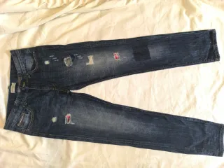 Jeans modernos desgastados