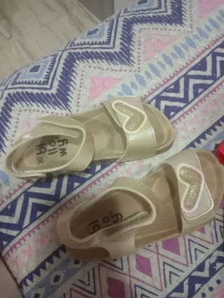 Sandalias niña doradas corazón talla 30