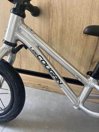 Bicicleta de equilibrio plateada