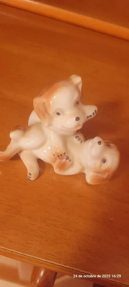 Figura cerámica perros jugando