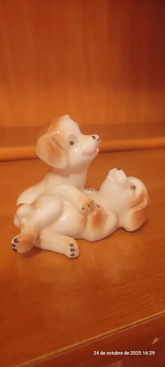 Figura cerámica perros jugando