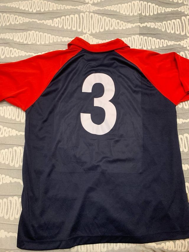 T-shirt azul e vermelha Jhayber com número 3