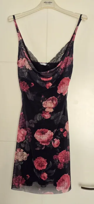 Vestido lencero floral negro y rosa