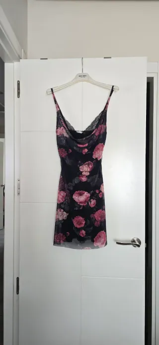 Vestido lencero floral negro y rosa