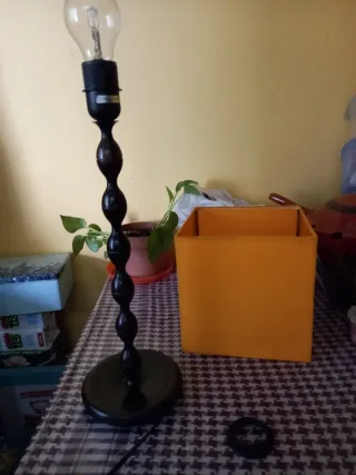 Lámpara de mesa madera y metal