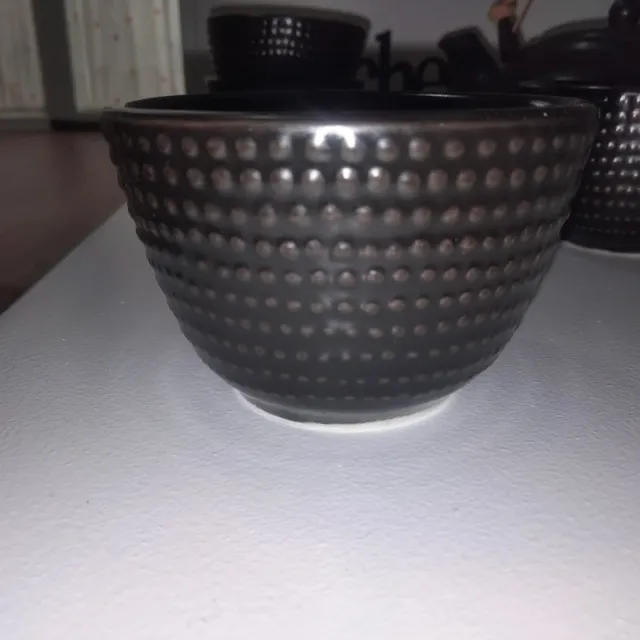 Tetera y vasos negros con asa de bambú