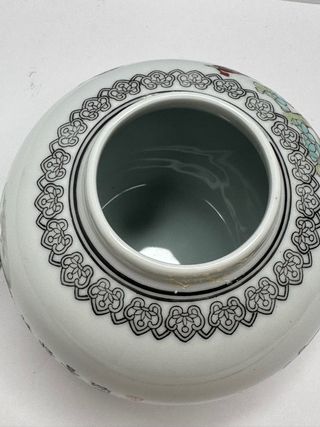 Vaso in porcellana decorato con fenice
Potiche