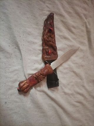 Cuchillo decorativo tallado