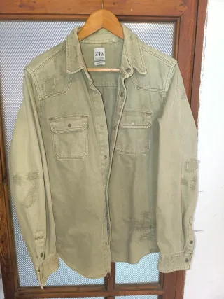 Camisa vaquera verde desgastada MARCA Zara