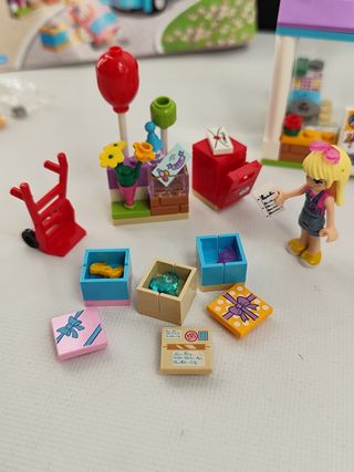 LEGO Friends 41310: Heartlake gift delivery