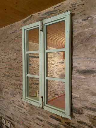 Ventana antigua con espejos