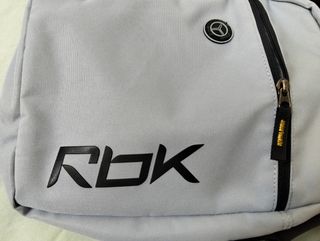 Bolso bandolera Reebok gris y negro