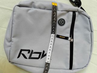 Bolso bandolera Reebok gris y negro