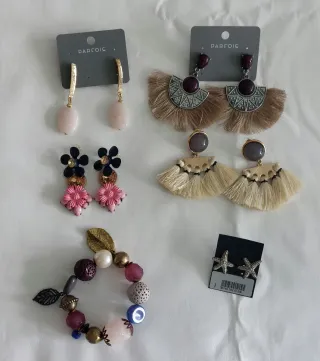 Lote de pendientes. Pulsera de regalo.