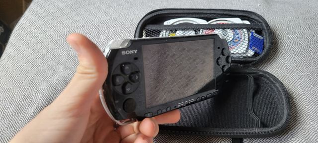PSP con juegos y estuche - Sin Batería