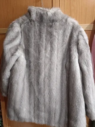 Abrigo pelo sintético gris