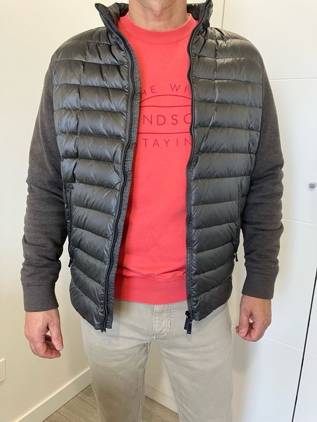 Chaqueta acolchada gris con cremallera