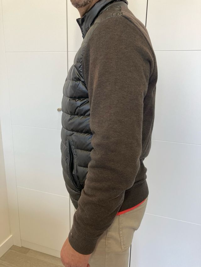 Chaqueta acolchada gris con cremallera