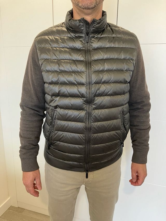 Chaqueta acolchada gris con cremallera