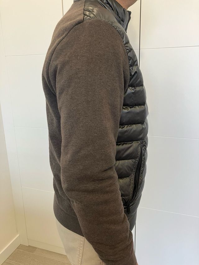 Chaqueta acolchada gris con cremallera