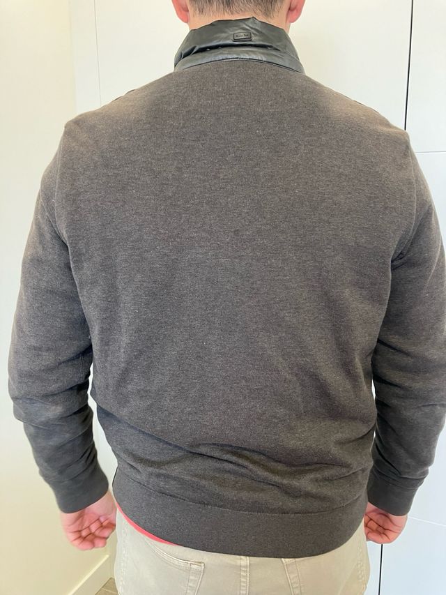 Chaqueta acolchada gris con cremallera