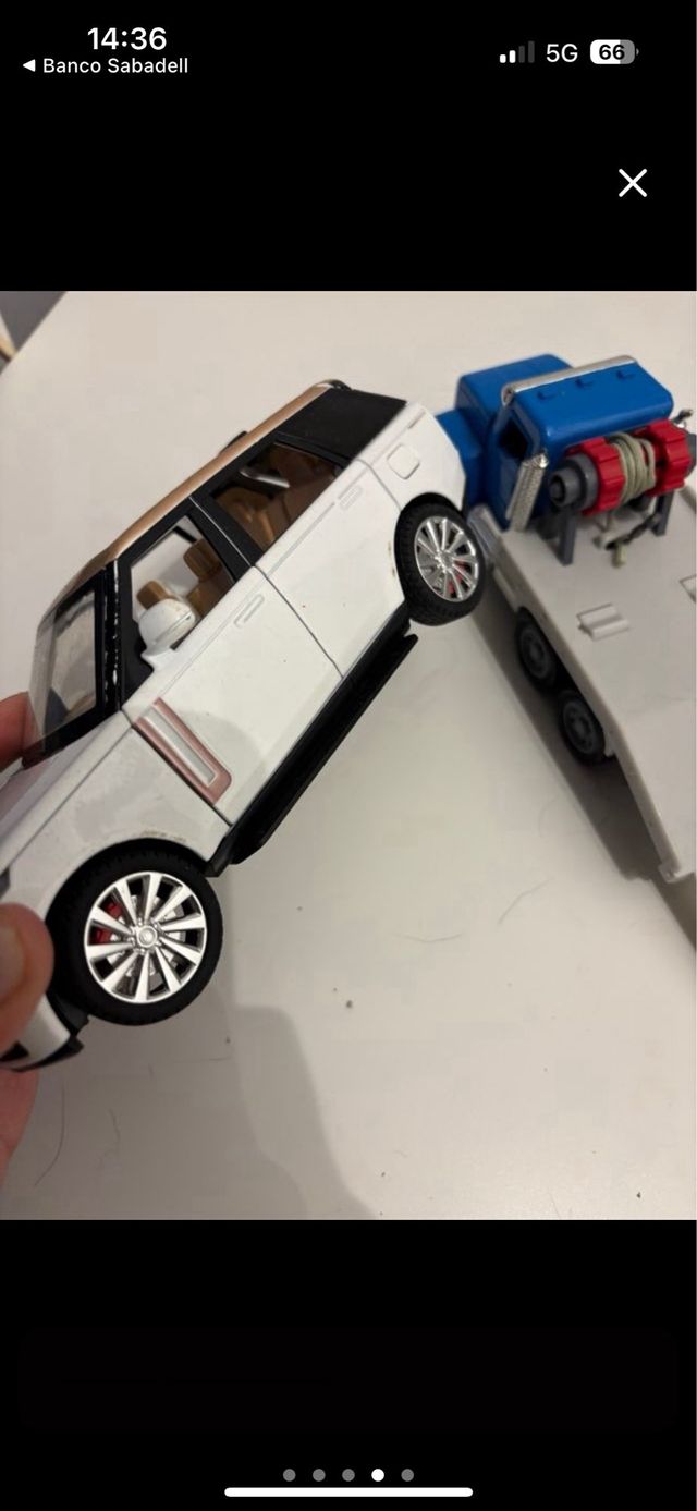 coche blanco y grúa