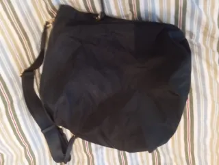 Bolso negro con detalles dorados