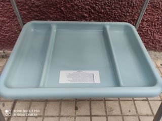 Cambiador de bebé con bandeja