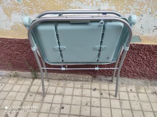 Cambiador de bebé con bandeja