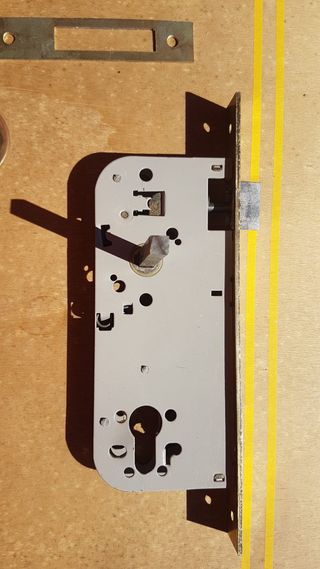 Cerradura seguridad puerta madera