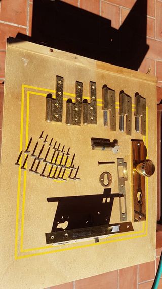 Cerradura seguridad puerta madera