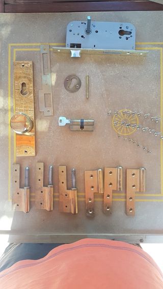 Cerradura seguridad puerta madera