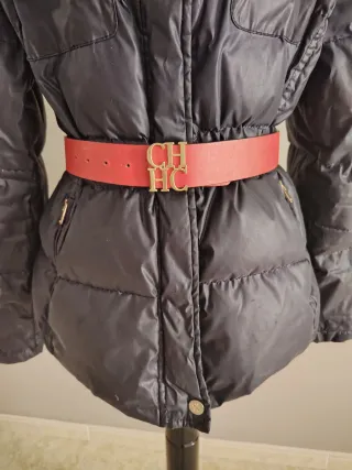 Plumas Carolina Herrera Negra con Cinturón Rojo