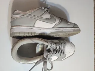 Zapatillas Nike grises y blancas