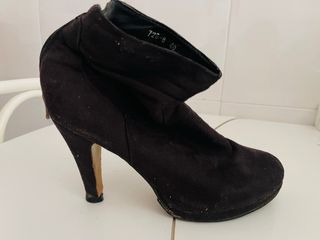 Botín tacón marrón. precio por unidad.