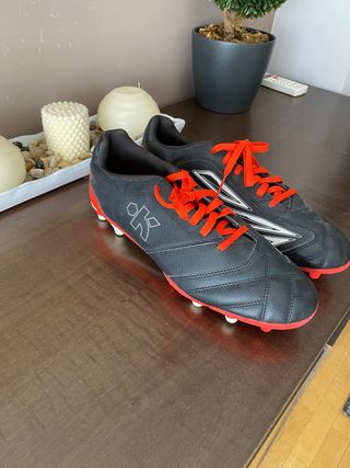 Botas de Fútbol Negras y Rojas