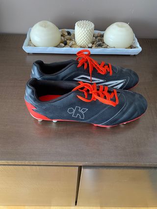 Botas de Fútbol Negras y Rojas