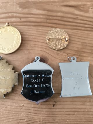 Lote de 4 medallas y pins