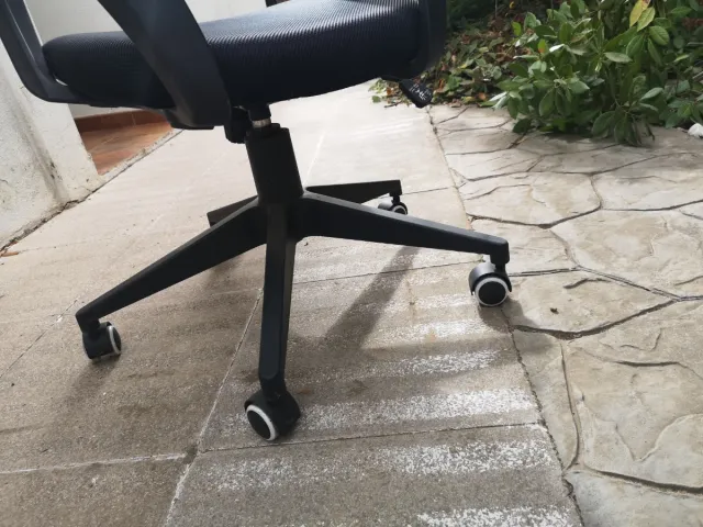 Silla de oficina negra con ruedas