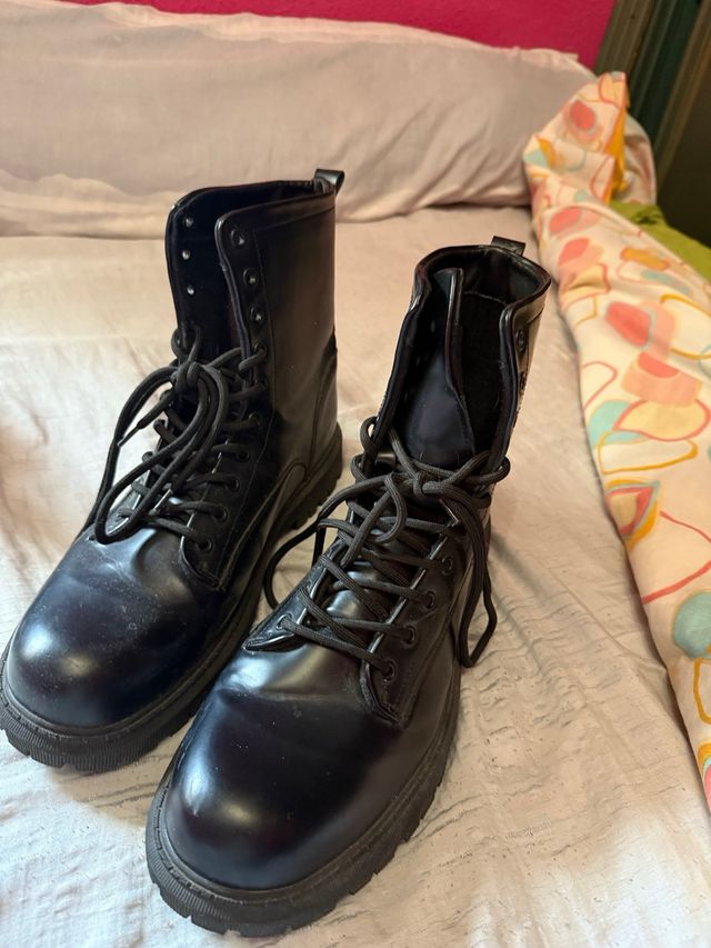 Botas negras con cordones